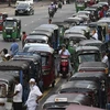 Các phương tiện xếp hàng bên ngoài một trạm xăng ở Colombo, Sri Lanka, ngày 15/4/2022. (Ảnh: AFP/TTXVN)