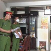 Đối tượng Phan Văn Tài nghe Cơ quan cảnh sát điều tra Công an huyện Phú Tân tiến hành tống đạt các Quyết định liên quan đến vụ án. (Ảnh: TTXVN phát)