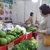 Người dân tham gia mua sắm tại Tuần hàng trái cây, nông sản các tỉnh, thành phố tại Hà Nội năm 2022. (Ảnh: Phương Anh/TTXVN)