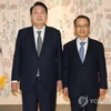 Tổng thống Yoon Suk-yeol (trái) và Giám đốc Cơ quan Tình báo Quốc gia Hàn Quốc Kim Kyou-hyun ngày 27/5. (Nguồn: Yonhap)