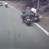 Anh Đinh Văn Chiến dũng cảm kéo xe máy bị mất phanh trên đường đèo Tam Đảo. (Ảnh cắt từ clip) 