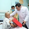 Thủ tướng thăm bệnh nhi đang điều trị tại Bệnh viện Nhi Trung ương
