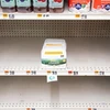 Kệ hàng sữa công thức cho trẻ trống trơn do hết hàng tại một siêu thị ở New York, Mỹ, ngày 24/5/2022. (Ảnh: THX/TTXVN)