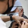 Nhân viên y tế tiêm vaccine phòng COVID-19 cho người dân tại Sydney, Australia. (Ảnh: AFP/TTXVN)