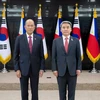 Bộ trưởng Quốc phòng Hàn Quốc Lee Jong-sup (phải) chụp ảnh với người đồng cấp Philippines, Delfin Lorenzana, tại Seoul ngày 3 tháng 6. (Nguồn: Yonhap)