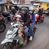 Người dân đndonesia đổ về quê đón lễ Eid al-Fitr ngày 28/4/2022. (Ảnh: AFP/TTXVN)