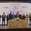 Hội Doanh nghiệp sản xuất sản phẩm công nghiệp chủ lực thành phố Hà Nội (HAMI) và Hiệp hội Doanh nghiệp Italy tại Việt Nam (ICHAM) ký kết biên bản ghi nhớ. (Ảnh: Phương Anh/TTXVN)