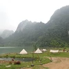 Du khách cắm trại nghỉ dưỡng quanh hồ Nong Dùng, Hữu Lũng. (Ảnh: Anh Tuấn/TTXVN)