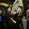Du khách thưởng thức các Canh quan họ cổ tại huyện Việt Yên, Bắc Giang, “Di sản văn hóa phi vật thể” đại diện của nhân loại. (Ảnh: Minh Quyết/TTXVN)