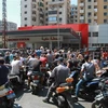 Người dân xếp hàng dài chờ đổ xăng tại Tripoli, Liban, ngày 25/8/2021. (Ảnh: THX/TTXVN)