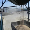 Chuyển lúa mì lên xe tải tại làng Bogatoye ở Izmail, Ukraine, ngày 24/3/2022. (Ảnh: AFP/TTXVN)