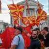 Những người ủng hộ đảng đối lập chính của Bắc Macedonia VMRO-DPMNE biểu tình trước một tòa nhà chính phủ ở Skopje, ngày 18/6. (Nguồn: AFP)