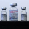 Vaccine ngừa COVID-19 của Pfizer/BioNTech và Moderna. (Ảnh: AFP/TTXVN)
