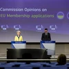 Chủ tịch Ủy ban châu Âu Ursula von der Leyen (giữa) trong cuộc họp báo với Uỷ viên phụ trách việc mở rộng Liên minh châu Âu Oliver Varhelyi (phải) cùng phát ngôn viên EU Eric Mamer về việc cấp quy chế ứng cử viên cho Ukraine, tại Brussel (Bỉ), ngày 17/6/2
