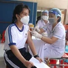 Tiêm vaccine cho học sinh Trường Trung học cơ sở Lê Quý Đôn, thành phố Vĩnh Long. (Ảnh: Lê Thúy Hằng/TTXVN)