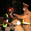 Lực lượng Công an giao thông tỉnh Bắc Ninh kiểm tra nồng độ cồn những người lái xe tại đường Trần Hưng Đạo, phường Đại Phúc, thành phố Bắc Ninh. (Ảnh: Thanh Thương/TTXVN)