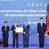 Chủ tịch nước Nguyễn Xuân Phúc trao tặng Huân chương Lao động hạng Nhất cho Tổng công ty Dược Việt Nam. (Ảnh: Thống Nhất/TTXVN)