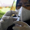 Nhân viên y tế chuẩn bị tiêm vaccine ngừa COVID-19 cho học sinh một trường tiểu học ở Banda Aceh, Indonesia, ngày 9/2/2022. (Ảnh: AFP/TTXVN)