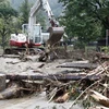 Máy xúc dọn dẹp đống đổ nát sau những trận lở đất do mưa lớn ở Treffen, thuộc quận Villach-Land của bang Carinthia, Áo ngày 29/6. (Nguồn: APA/AFP)