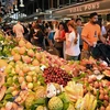 Người dân mua sắm tại khu chợ ở Barcelona, Tây Ban Nha. (Ảnh: AFP/TTXVN)