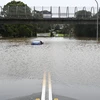 Một chiếc xe hơi bị bỏ lại trong nước lũ ở Lansvale, Tây Sydney ngày 3/7. (Ảnh: AAP)