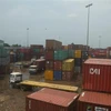 Các container hàng hóa được xếp gần khu vực cảng ở Kolkata, Ấn Độ. (Ảnh: AFP/TTXVN)