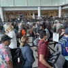 Hành khách chờ làm thủ tục tại sân bay Charlotte, bang North Carolina, Mỹ, ngày 2/7/2022. (Ảnh: AFP/TTXVN)