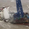Hiện trường con tàu kỹ thuật bị vỡ đôi trong bão Chaba ở ngoài khơi Đặc khu hành chính Hong Kong (Trung Quốc), ngày 2/7/2022. (Ảnh: AFP/TTXVN)