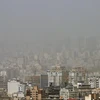 Một trận bão cát nhấn chìm các tòa nhà ở phía bắc thủ đô Tehran của Iran vào ngày 17/5. (Ảnh: AFP)