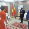 Đại sứ Đặng Thị Thu Hà trình bản sao Thư ủy nhiệm lên Bộ trưởng Ngoại giao Benin Aurélien Agbenonci. (Nguồn: baoquocte.vn)