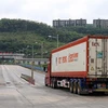 Hoạt động xuất-nhập khẩu hàng hóa qua Cửa khẩu Quốc tế đường bộ số II Kim Thành, Lào Cai. (Ảnh: Quốc Khánh/TTXVN)
