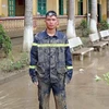Chiến sỹ Quan Ngọc Hoàng ứng cứu hơn 100 em học sinh bị cô lập do mưa lũ tại Trường Trung học phổ thông Lâm Bình, tỉnh Tuyên Quang. (Ảnh: TTXVN phát)