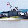 Bộ đội Biên phòng tỉnh Sóc Trăng tuần tra, ngăn chặn tàu cá khai thác hải sản bất hợp pháp tại vùng biên giới biển. (Ảnh: TTXVN phát)
