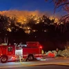 Khói lửa bốc lên từ đám cháy rừng tại Wrightwood, California, Mỹ, ngày 11/6/2022. (Ảnh: AFP/TTXVN)