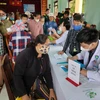Các bác sỹ thăm khám, cấp thuốc cho người dân nghèo xã Tân Thành và xã Tân Thuận.