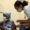 Tiêm vaccine phòng COVID-19 cho người dân tại La Habana, Cuba. (Ảnh: AFP/TTXVN)