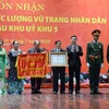 Ông Võ Văn Thưởng, Ủy viên Bộ Chính trị, Thường trực Ban bí thư (thứ 3 từ phải sang) trao Quyết định phong tặng danh hiệu Anh hùng Lực lượng vũ trang nhân dân cho Ban liên lạc Ban Tài mậu Khu ủy Khu V. (Ảnh: Quốc Dũng/TTXVN)