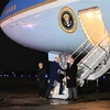 Tổng thống Mỹ Joe Biden (thứ 4, trái) lên máy bay Không lực 1 tại căn cứ không quân Andrews ở Maryland, chuẩn bị khởi hành thăm Trung Đông, ngày 12/7/2022. (Ảnh: AFP/TTXVN)