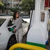 Bơm xăng cho phương tiện tại trạm xăng ở New York, Mỹ. (Ảnh: THX/TTXVN)