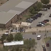 Lực lượng thực thi pháp luật Mỹ được triển khai tại hiện trường vụ xả súng đẫm máu ở trường tiểu học Robb của thị trấn Uvalde, bang Texas (Mỹ), ngày 24/5/2022. (Ảnh: SBG/TTXVN)