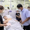 Ông Hồ Đại Dũng, Phó Chủ tịch UBND tỉnh Phú Thọ thăm hỏi, động viên gia đình người gặp nạn đang được cấp cứu tại bệnh viện. (Ảnh: Trung Kiên/TTXVN)