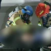 Các nhân viên cứu hỏa giải cứu một công nhân bị ngã trong khi làm vệ sinh tại một nhà máy lọc nước ở Daegu, Đông Nam Hàn Quốc ngày 20/7. (Nguồn: Yonhap)