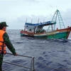 Tổ tuần tra ngăn chặn tàu cá vi phạm hành lang tuyến ống dẫn khí. (Ảnh: TTXVN phát)