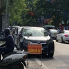 Mặc dù có biển cấm, nhưng ôtô vẫn đỗ ngang nhiên trước cổng trường học trên phố Hòa Mã (Hà Nội). (Ảnh: Tuyết Mai/TTXVN)