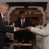 Ông Dinesh Gunawardena tuyên thệ nhậm chức Thủ tướng trước Tổng thống Ranil Wickremesinghe tại Colombo ngày 22/7. (Nguồn: Reuters)