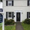 Một ngôi nhà treo biển rao bán tại Arlington, bang Virginia, Mỹ. (Ảnh: AFP/TTXVN)