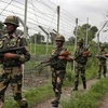 Binh sỹ Ấn Độ tuần tra dọc Ranh giới kiểm soát ở Kashmir. (Ảnh: AP/TTXVN)