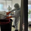 Nhân viên y tế bệnh dọn dẹp phòng của ca bệnh đậu khỉ đầu tiên ở Phuket hồi giữa tháng 7. (Nguồn: bangkokpost.com)