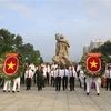 Đoàn đại biểu dâng hoa, dâng hương tưởng niệm các Anh hùng liệt sỹ tại Nghĩa trang Liệt sỹ Thành phố Hồ Chí Minh. (Ảnh: Thanh Vũ/TTXVN)
