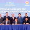 Lễ ký kết thỏa thuận kết nối kinh tế trục cao tốc phía Đông. (Ảnh: Văn Đức/TTXVN)
